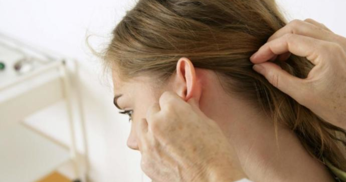 Kulak Arkasında Şişlik (Beze, Sertlik): 7 Nedeni ve Tedavisi