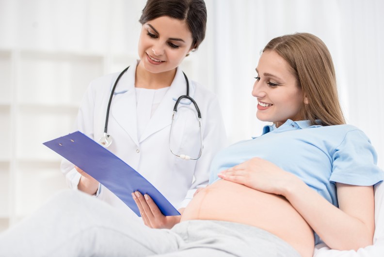 Hamile Kalma Şansı Nasıl Artırılır? Tüm Yöntemler

Hamile kalmak, birçok kadının hayatındaki en önemli dönüm noktalarından biridir. Ancak, bazen doğal yollarla hamile kalmak kolay olmayabilir. Bu durumda, hamile kalmak için çeşitli yöntemler ve teknikler vardır. Bu yazıda, hamile kalma şansını artırmak için izlenebilecek en etkili yöntemleri listeledik.

1. Doğru Beslenme
Hamile kalmak istiyorsanız, sağlıklı bir diyet uygulamalısınız. Beslenme alışkanlıklarınızı gözden geçirin ve yeterli protein, karbonhidrat ve sağlıklı yağları içeren dengeli bir diyet yapmaya çalışın. Ayrıca, folik asit, demir, kalsiyum gibi önemli mineralleri içeren gıdaları tüketin.

2. Sağlık Kontrollerinizi Yaptırın
Hamile kalmadan önce sağlık kontrollerinizi yaptırmalısınız. Kadın doğum uzmanına görünerek hormonlarınızın değerleri, rahim yapınız vb. konularda bilgi sahibi olabilirsiniz. Sağlık kontrolü, hamilelikte olası bir sorunu önceden tespit edebilmenizi ve tedavi edebilmenizi sağlar.

3. Sigara ve Alkolden Uzak Durun
Sigara ve alkollü içecekler, hamilelikte ciddi riskler oluşturabileceğinden, bunlardan uzak durmak çok önemlidir. Ayrıca, bu alışkanlıklara sahip olduğunuzda hamilelik şansınız azalabilir.

4. Stresi Azaltın
Stres, doğal döngünüzü ve ovulasyonu etkileyebileceğinden, stresi azaltmak da önemlidir. Zihninizi rahatlatmak ve stresi azaltmak için yoga, meditasyon ve gevşeme tekniklerini uygulayabilirsiniz.

5. Ovulasyon Döneminizi Takip Edin
Hamilelik şansınızı artırmak için, ovulasyon döneminizi takip etmeniz gerekmektedir. Ovulasyon döneminiz, yumurtlamanızın gerçekleştiği dönemdir ve en verimli dönemdir. Ovulasyonu takip etmek için, bazal vücut sıcaklığı takibi, ovülasyon testleri veya ultrason gibi teknikleri kullanabilirsiniz.

Sonuç olarak, sağlıklı bir yaşam tarzı, düzenli sağlık kontrolleri, stresten uzak durmak ve ovulasyon dönemini takip etmek, hamile kalma şansını artırmak için en etkili yöntemlerdir. Ancak, hamile kalma konusunda her kadının deneyimi farklıdır, bu nedenle önemli olan her zaman sabırlı olmak ve sevdiğinizle birlikte bu sürecin keyfini çıkarmaktır.